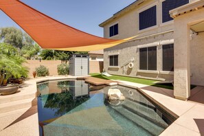 Una piscina climatizada, sombrillas