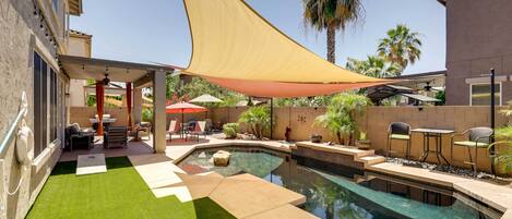 Piscine chauffée, parasols