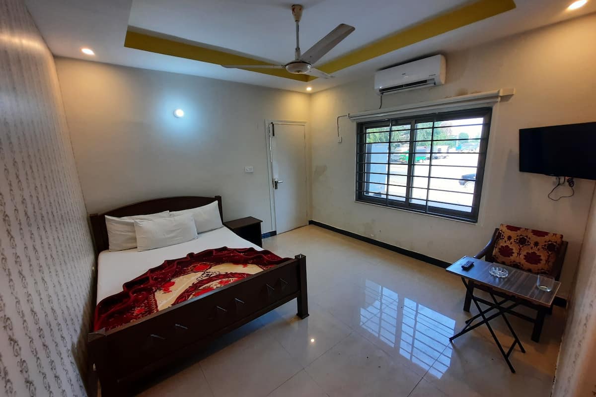 Master Room | Blackout drapes, WiFi (free)