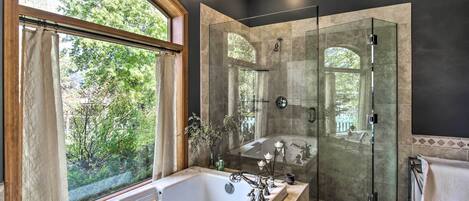 Amenidades de baño gratuitas, secadora de cabello, toallas