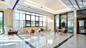 A spacious lobby with a high ceiling, large windows, and a chandelier. - Greentree Inn Changzhou Jintan District Xerbu Town East Salt Lake City Business Hotel (Changzhou)