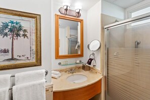 Regadera, secadora de cabello, shampoo, papel de baño 