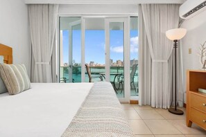 Tabla de planchar con plancha, cuna de viaje, wifi y ropa de cama 