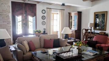 Tv, eldstad och dvd-spelare