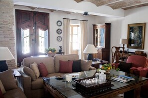 TV, fireplace, DVD player
