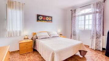 4 slaapkamers, een strijkplank/strijkijzer, gratis wifi, beddengoed