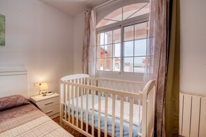 4 bedrooms, iron/ironing board, free WiFi, bed sheets