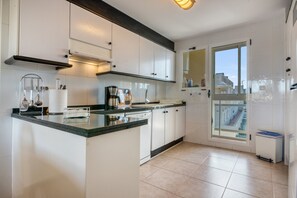 Fridge, microwave, oven, stovetop - House "Jardines de Denia III" with Sea Views, Pool, Wi-Fi, A/C, Terrace and Garden (Denia)