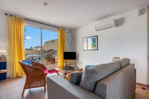 Televisie, een dvd-speler en een stereo