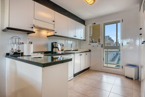 Een koelkast, een microgolfoven, een oven, een kookplaat