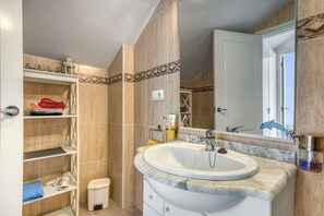 Shower, hair dryer, towels - House "Jardines de Denia III" with Sea Views, Pool, Wi-Fi, A/C, Terrace and Garden (Denia)