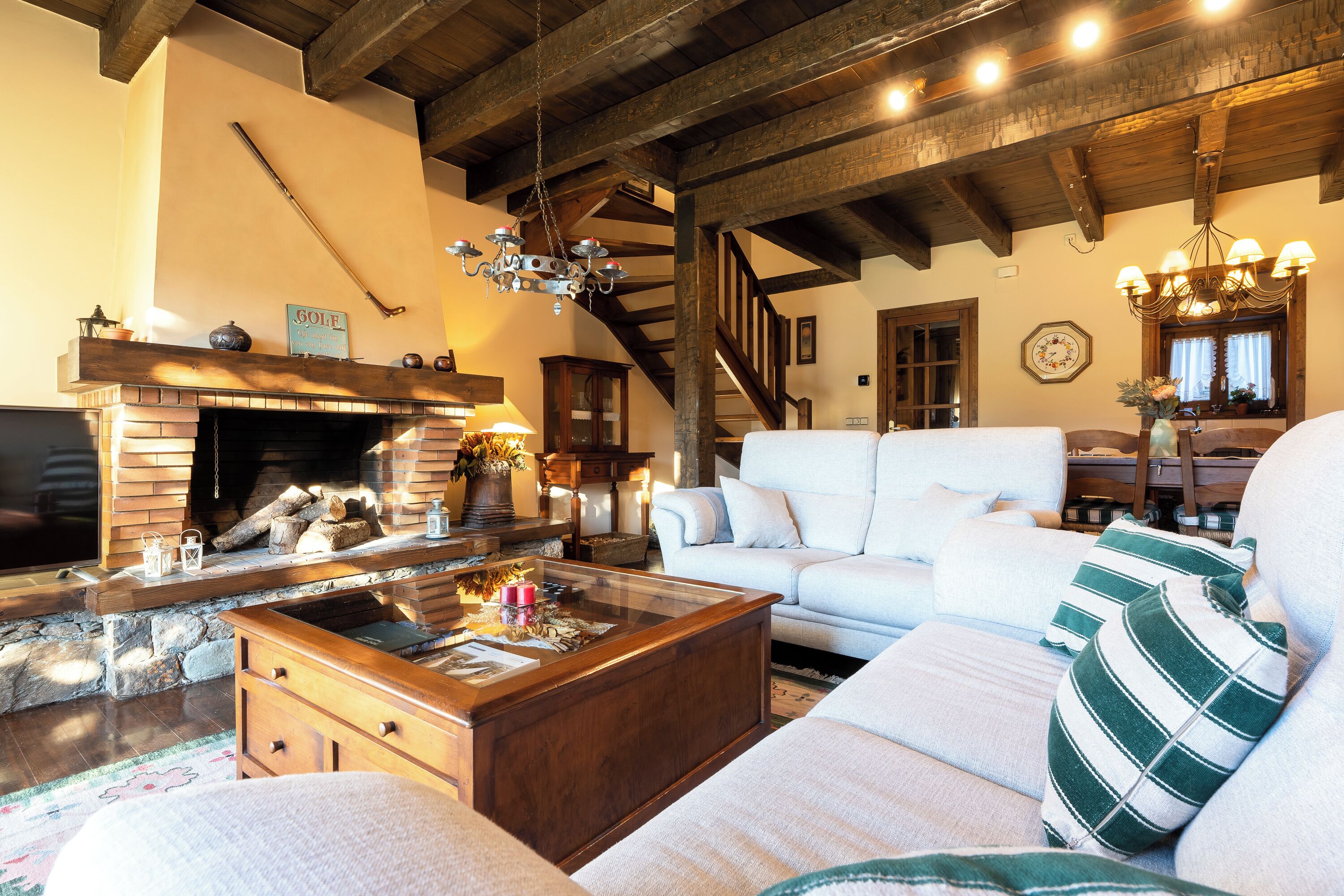 Een televisie en een open haard