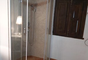 Douche, sèche-cheveux, serviettes fournies