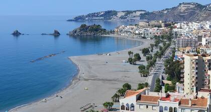 "Townhouse Almuñecar Old Town" avec vue sur la mer, terrasse privée, climatisation et Wi-Fi.
