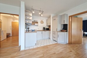 Fridge, microwave, dishwasher - Höftresidenz - Cabin 11: 59m², 2-room, 4 pers., terrace, WLAN, dog (Mönchgut)