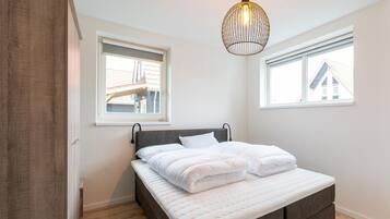 4 bedrooms, iron/ironing board, WiFi