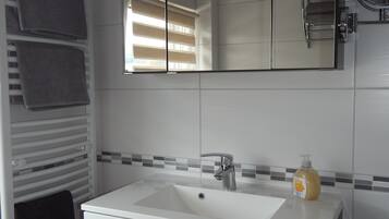 Dusche, Haartrockner, Handtücher