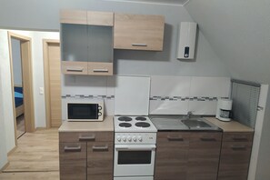 Mikrowelle, Wasserkocher mit Kaffee-/Teezubehör