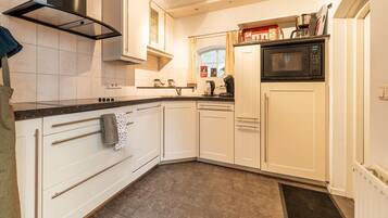 Een koelkast, een magnetron, een kookplaat, een vaatwasser