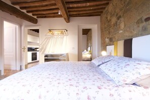 1 chambre, fer et planche à repasser, lit de bébé portatif