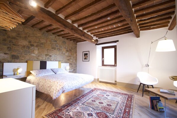 1 slaapkamer, een strijkplank/strijkijzer, reisbedje, gratis wifi