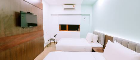 Comfort Room | In-room safe, desk, laptop workspace, blackout curtains