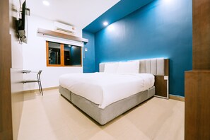 Standard-huone, 1 suuri parisänky | Tallelokero huoneessa, työpöytä