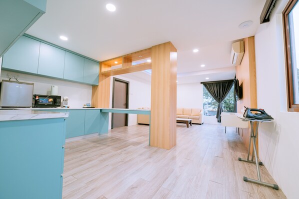 Studiosuite – superior | Oppholdsområde | En 40-tommers LED-TV med kabel-kanaler samt TV