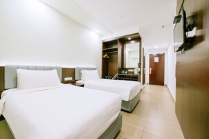 Comfort Room | Peti besi dalam bilik, meja, ruang kerja komputer riba 