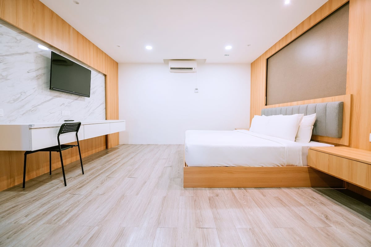 Ein modernes Schlafzimmer mit einem Bett, einem Schreibtisch und einem Stuhl.