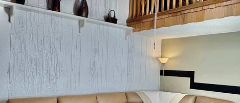 Televisor, llar de foc i reproductor de DVD