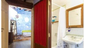 1 soverom, strykejern/-brett, wi-fi (inkludert) og sengetøy