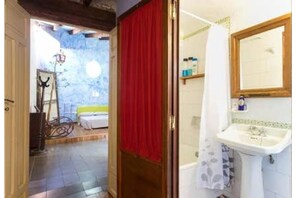 1 chambre, fer et planche à repasser, Wi-Fi gratuit, draps fournis