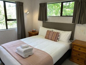 3 bedrooms, iron/ironing board, WiFi, bed sheets