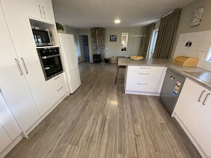 Kühlschrank, Mikrowelle, Ofen, Geschirrspüler