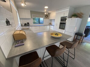 Kühlschrank, Mikrowelle, Ofen, Geschirrspüler