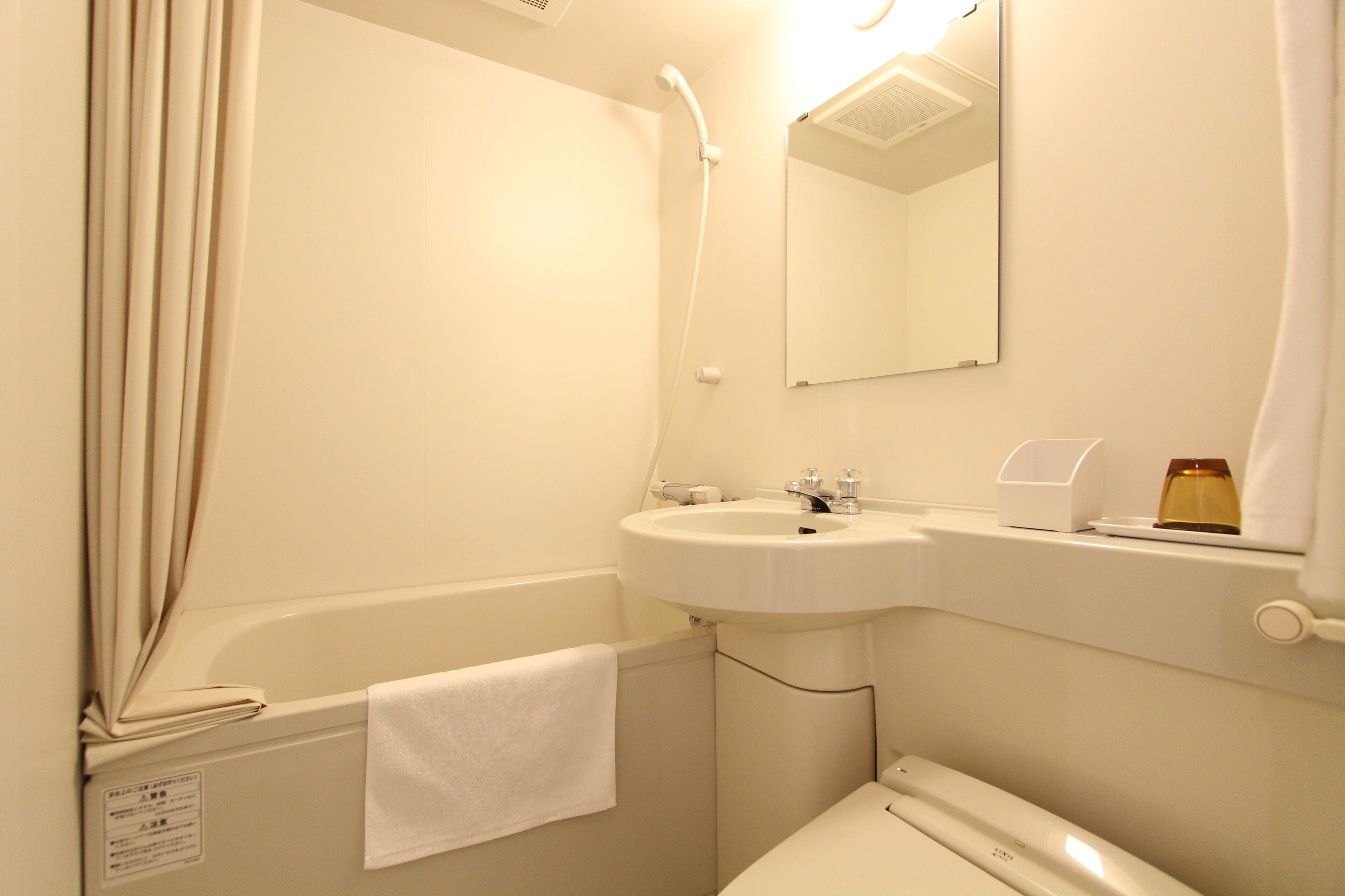 combined shower/bathtub, deep-soaking bathtub, free toiletries