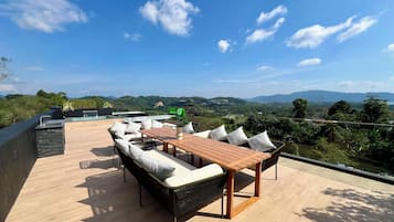 42-inch Smart TV with digital channels, TV, Netflix