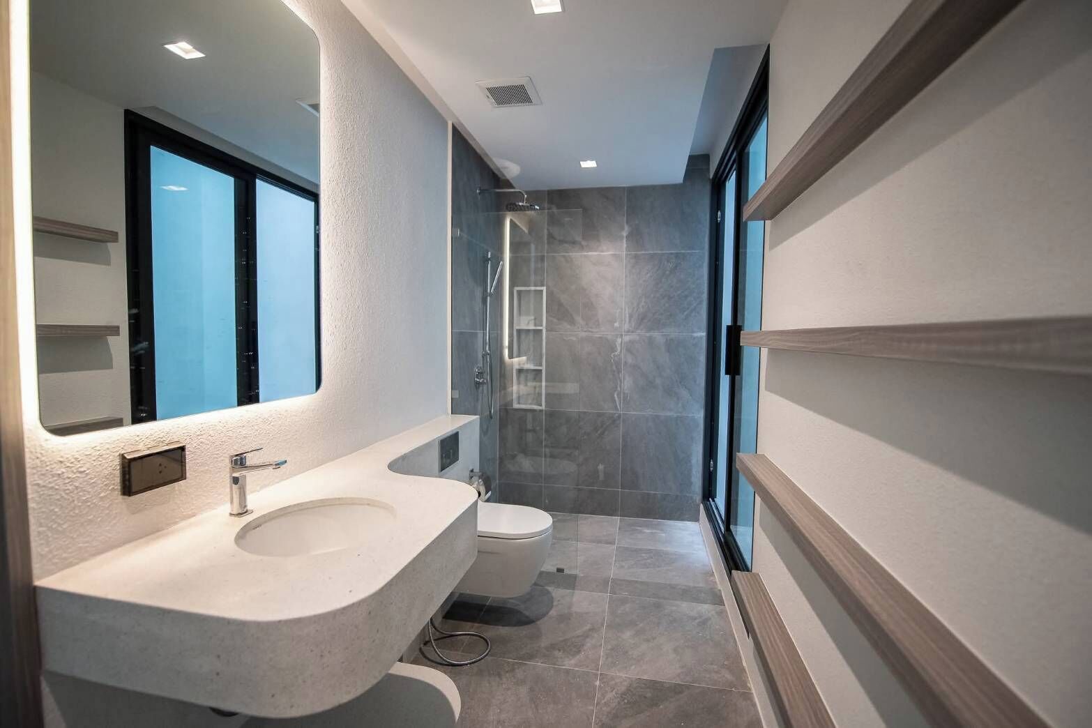 Shower, rainfall showerhead, free toiletries, hair dryer