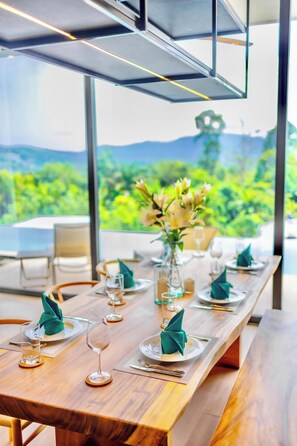 Refrigerador, microondas, placa de cocina, cafetera expreso