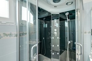 Combined shower/tub - B&B Antonia (Bakar)