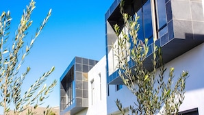 A modern building with a clear blue sky in the background. - Villa Sunset Mansion Cape Town (Cape Town)