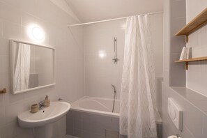 Ensemble baignoire-douche, séchoir à cheveux, pantoufles