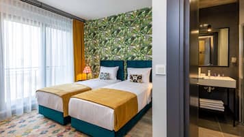 Hochwertige Bettwaren, Minibar, Schreibtisch