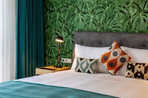 Premium bedding, minibar, desk, laptop workspace - Green Parrot Hotel (Istanbul)