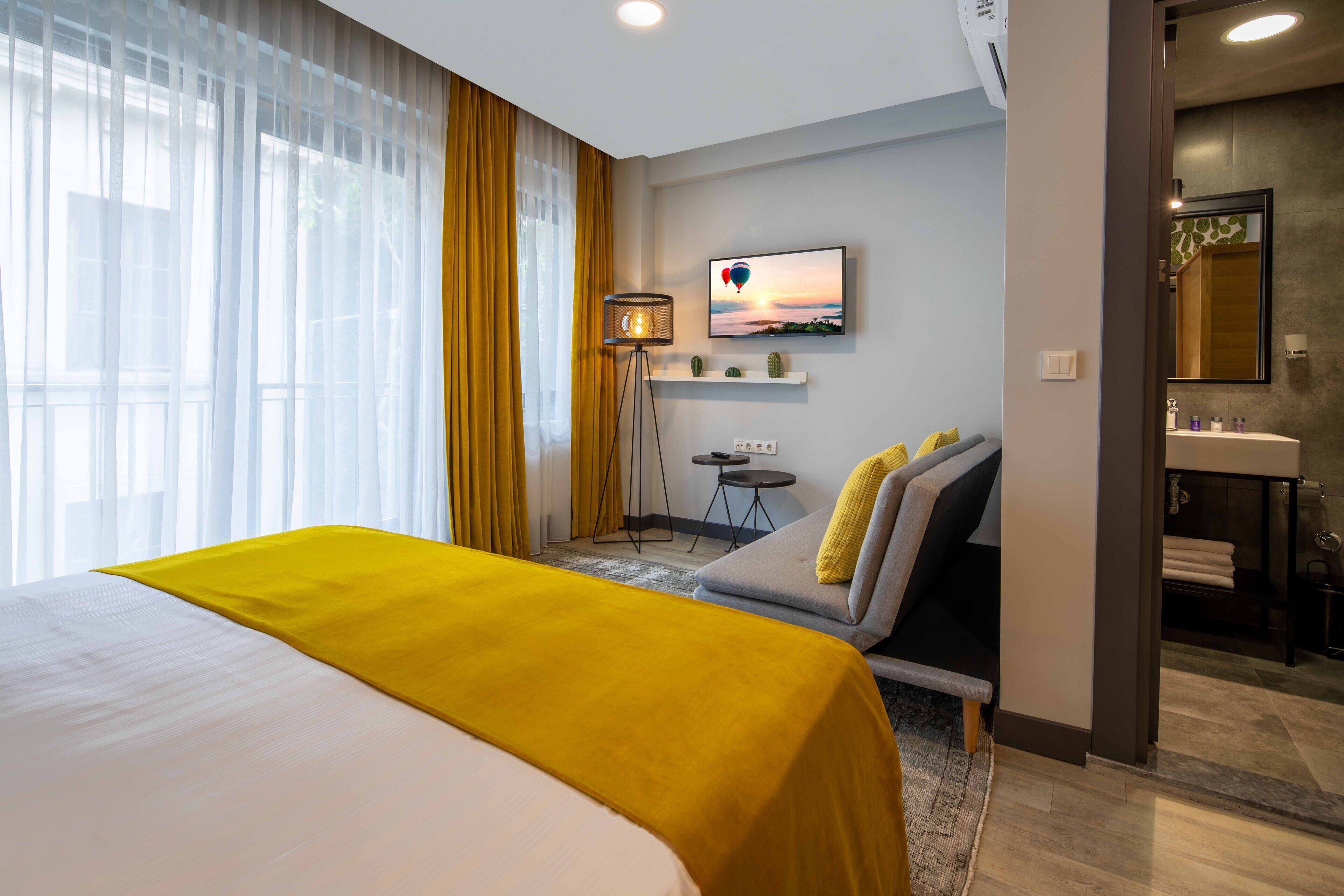 高档床上用品、迷你吧、办公桌、笔记本电脑工作区