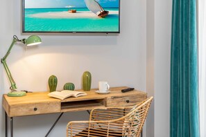 Habitació doble o amb dos llits individuals Deluxe | Roba de llit d'alta qualitat, minibar i escriptori