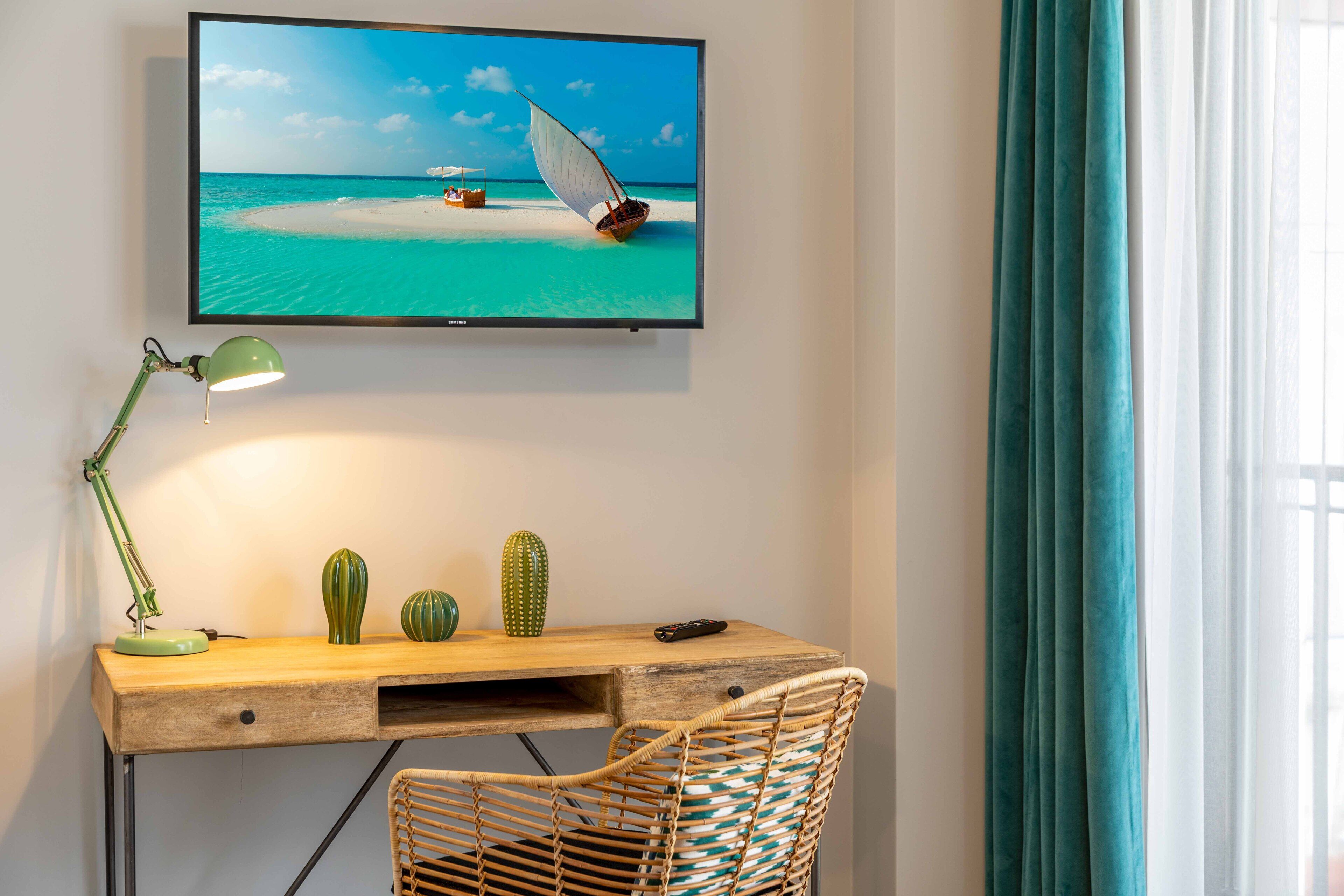 华丽双人房或双床房 | 高档床上用品、迷你吧、办公桌、笔记本电脑工作区