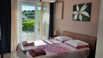 4 bedrooms, iron/ironing board, travel crib, free WiFi