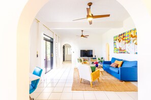 Fernseher, Bücher, Stereoanlage